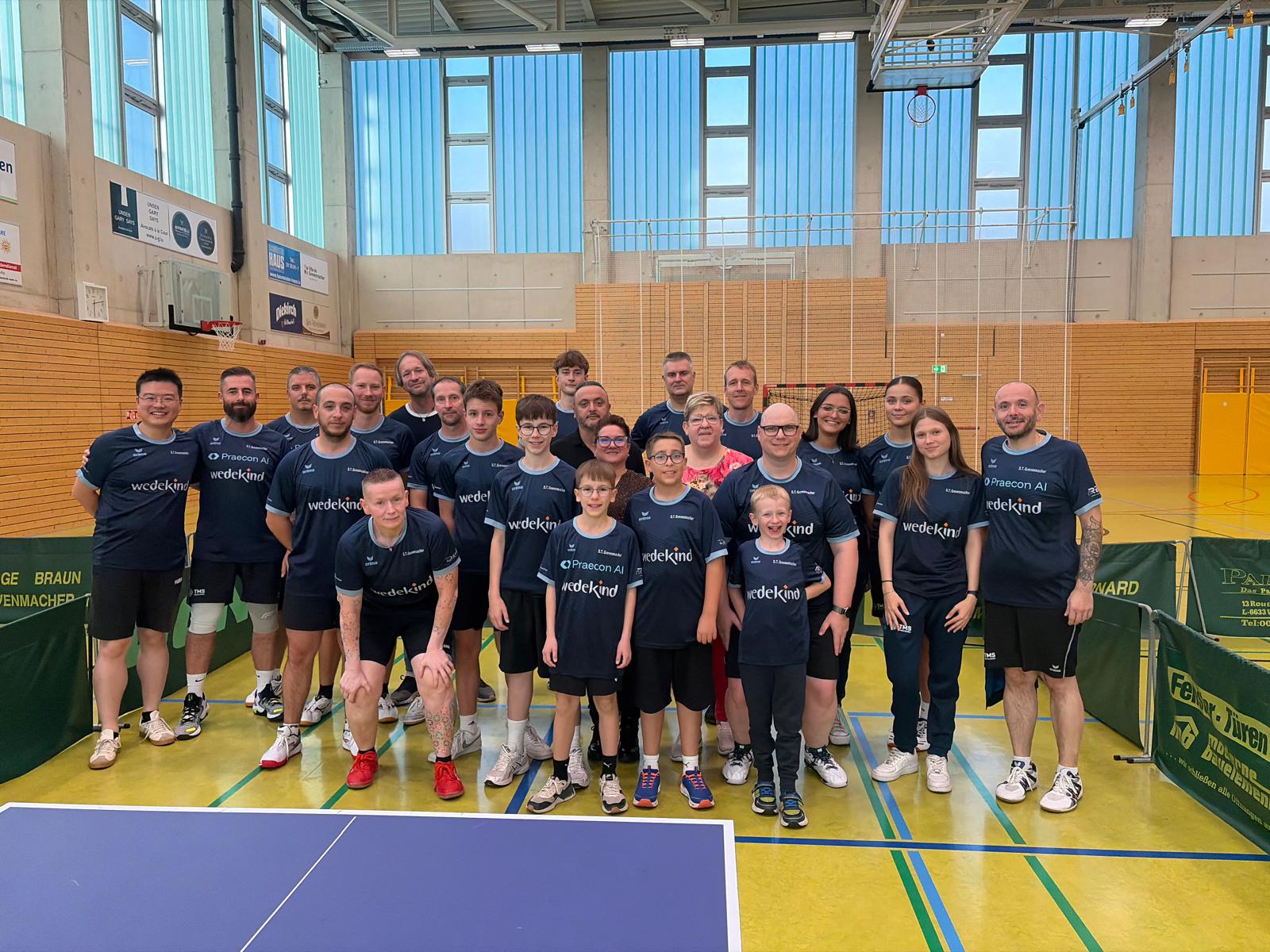 Photo de groupe du club complet dans la salle de sport