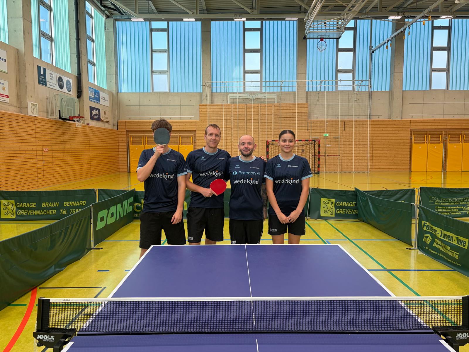 L'équipe 1 du club devant la table de tennis de table